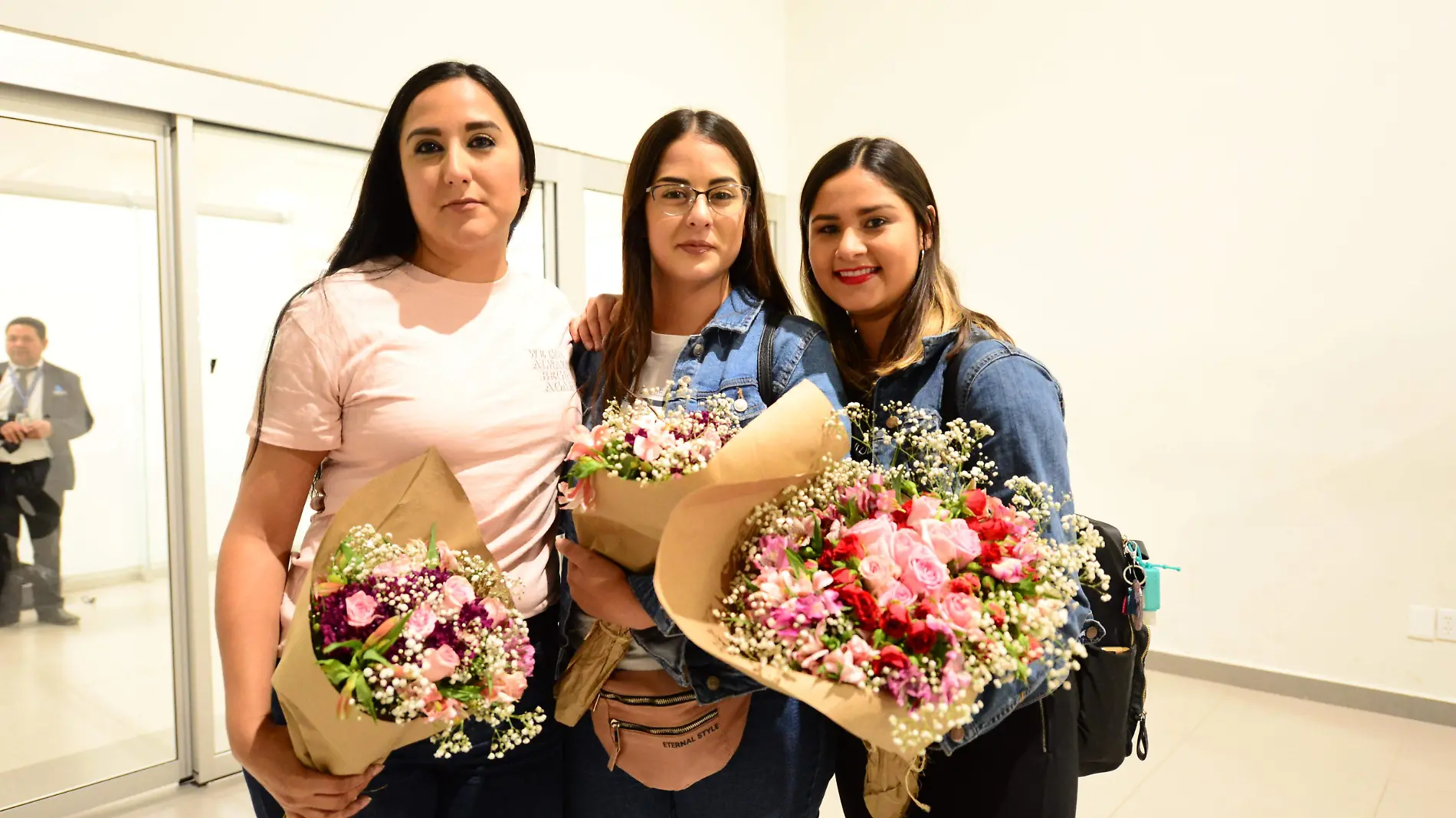 llegada estudiantes  de la UACH al aeropuerto de chihuahua (180)